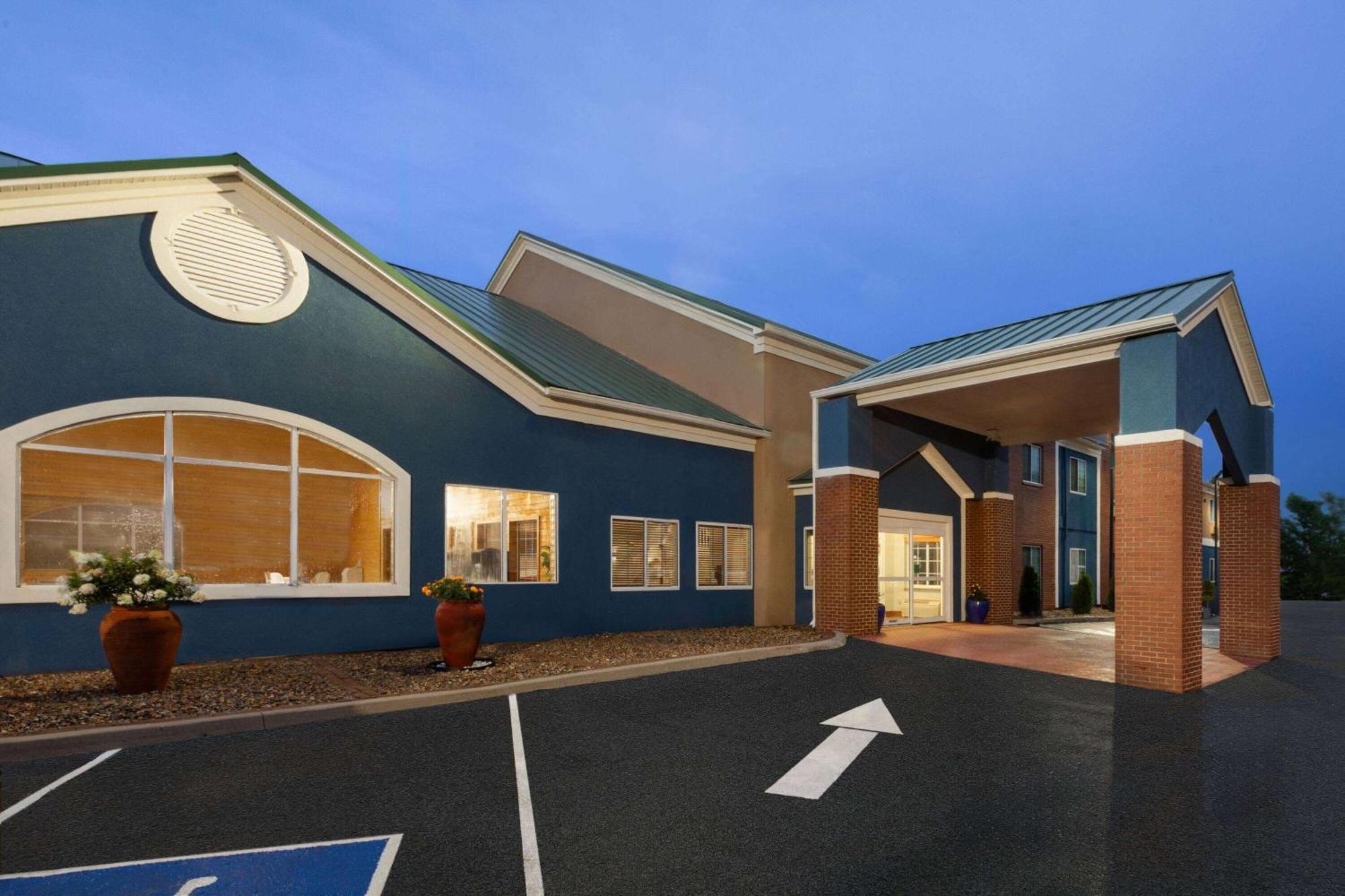 Pioneer Inn & Suites Grinnell Экстерьер фото
